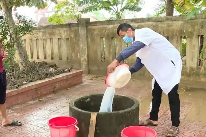 Khử khuẩn nước giếng với Cloramin b